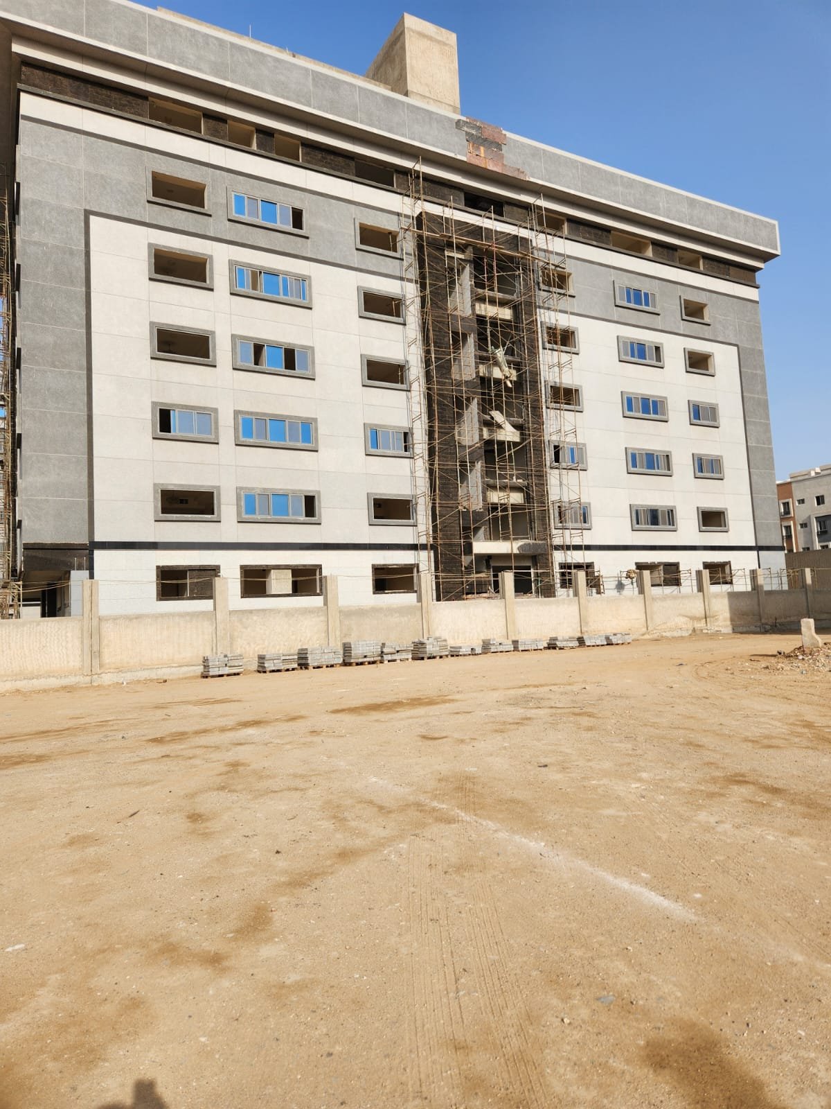 أعمال أبواب ونوافذ