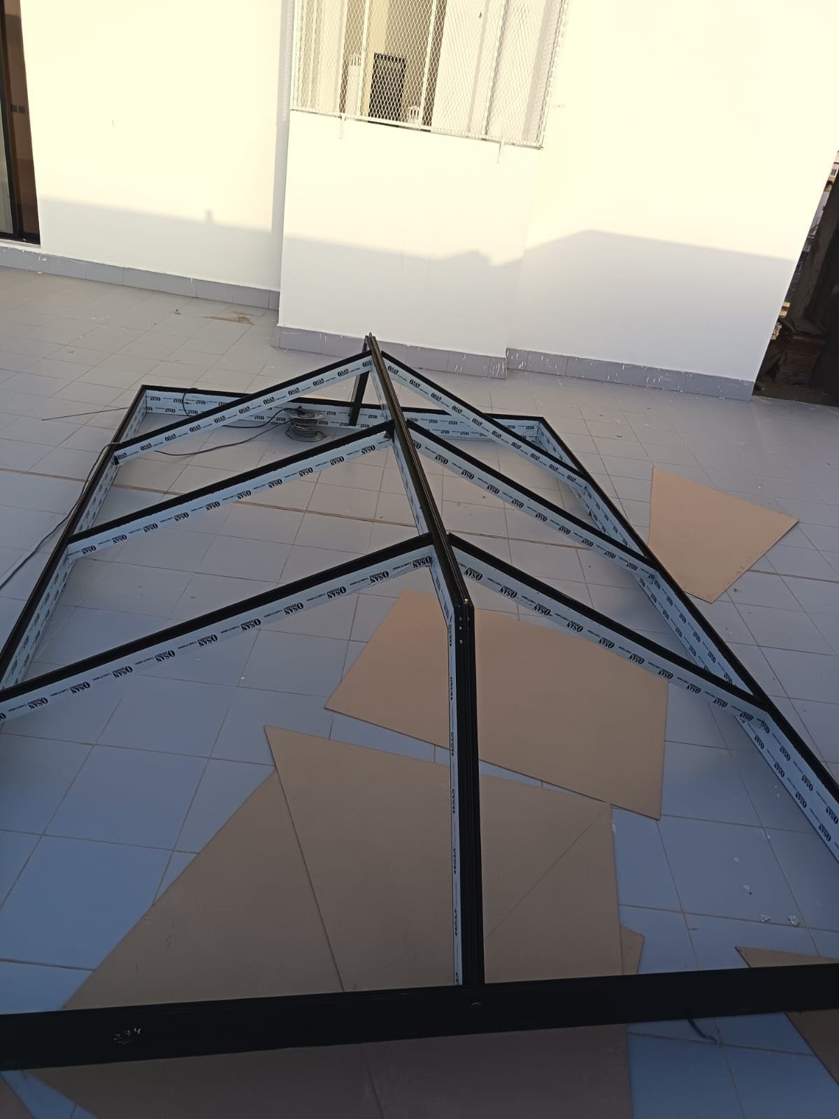 نوافذ سقفية هرمية من الألمنيوم